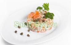 Salaatti punaisella kalalla Valmista suolakalasalaatti