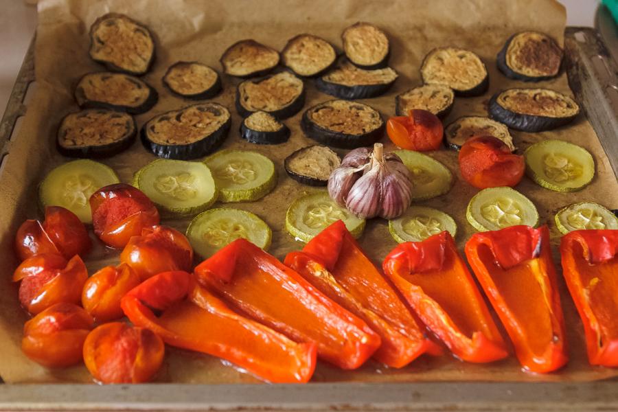 Рецепт овощей в духовке с соусом. Овощи крупными кусками. Овощи в духовке. Вкусные овощи в духовке. Печёные овощи в духовке.